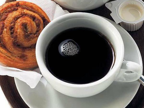 Finnen trinken den Kaffee am liebsten. Und dazu: eine Zimtschnecke.