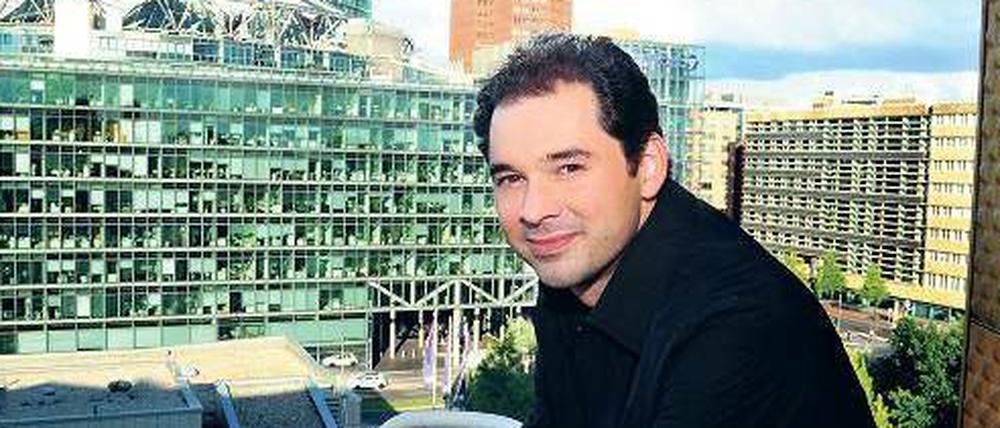 Tugan Sokhiev wurde am 22. Oktober 1977 in Wladikawkas, Nordossetien, geboren. Seit 2012 leitet er das Deutsche Symphonie-Orchester Berlin.