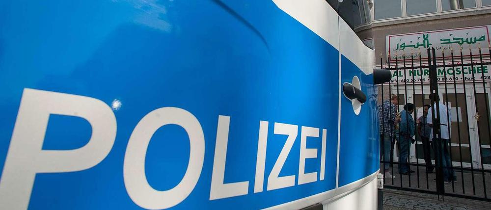 Ein Polizeiauto vor der al-Nur-Moschee. Sie ist berüchtigt dafür, dass hier häufig radikale islamische Thesen gepredigt werden.