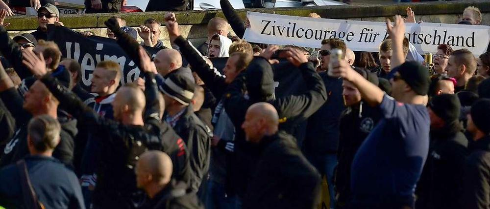 Mit ausgestrecktem linken Arm. Rechte Hooligans am Sonntag bei der Demonstration gegen Salafisten.