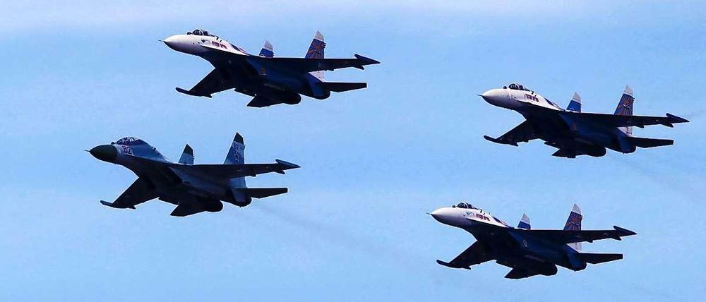 Übungsflug. Russische Kampfflugzeuge von Typ SU-27 proben hier in der Nähe von Moskau im Rahmen einer Flugshow. Durchaus ernst nimmt die Nato die verstärkte Aktivität der russischen Luftwaffe in Europa in den vergangenen Tagen.