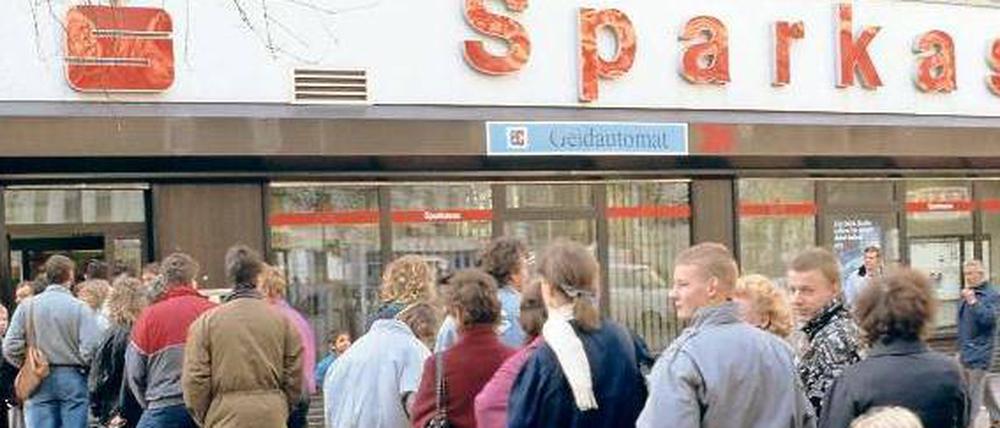 Wo steht Peter Wawerzinek? Ostdeutsche, die 1989 vor einer Sparkassenfiliale in West-Berlin auf ihr Begrüßungsgeld warten.