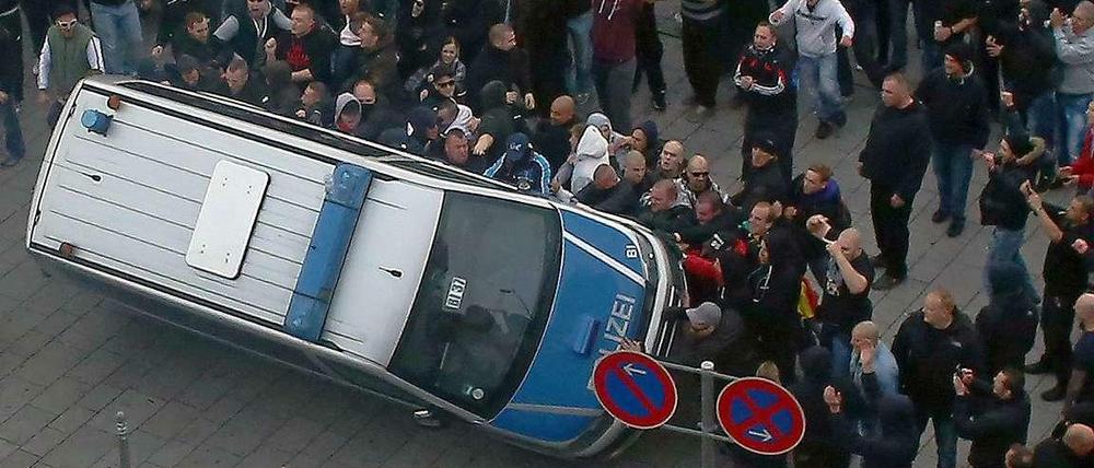 Ende Oktober demonstrierten tausende Hooligans aus dem gesamten Bundesgebiet in Köln unter dem Slogan "Hooligans gegen Salafismus".