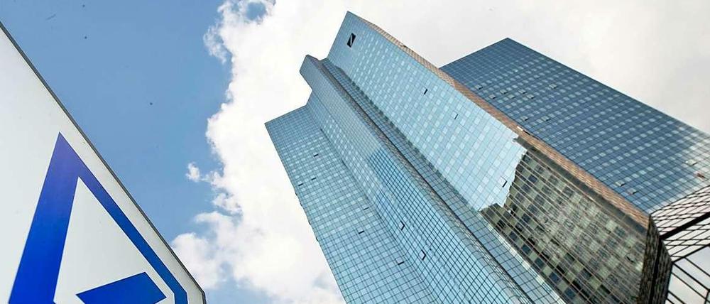 Die Zentrale der Deutschen Bank in Frankfurt am Main. Dort wehrt man sich gegen die aktuellen Vorwürfe von Nichtregierungsorganisationen.