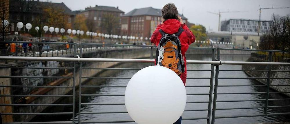 Ballon und Stele waren begehrte Souvenirs nach dem Mauerfall-Jubiläum in Berlin.