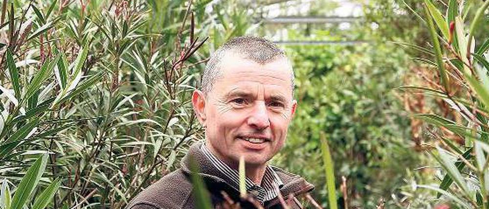 Der Pflanzenhüter. Carsten Rujner bringt in einem riesigen Gewächshaus am Britzer Garten rund 1000 Kübelpflanzen aus Privatgärten, von Hotels und öffentlichen Gebäuden über den Winter. Etliche Prominente gehören zu seinen Kunden. Er ist auch zuständig für die Überwinterung der kälteempfindlichen Pflanzen des Britzer Gartens und der Gärten der Kulturen der Welt in Marzahn.