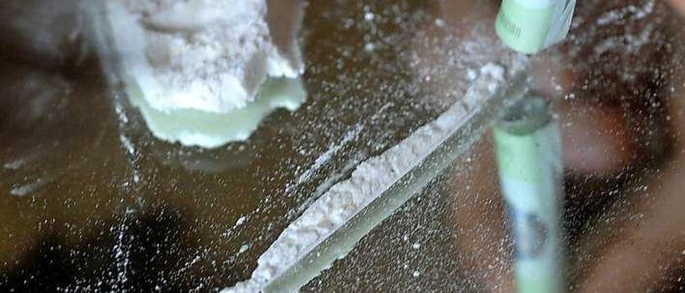 Kokain oder Heroin? Weißes Pulver zu schnupfen kann lebensgefährlich sein.