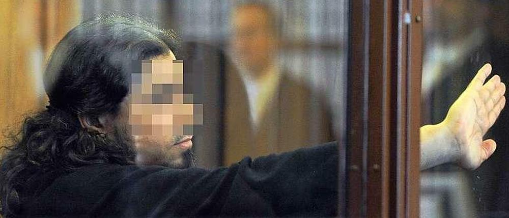 Der Kreuzberger Fatih K. bei seinem Prozess vor dem Kammergericht vor vier Jahren. Ab Donnerstag ist er dort wieder angeklagt; er soll eine Dschihadistengruppe in Syrien unterstützt haben.