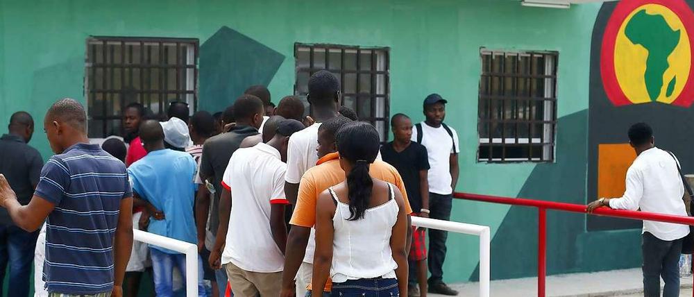 Spiele für's Volk: Präsident Teodoro Obiang versucht mit aller Macht, aus dem Afrika-Cup eine große Jubelveranstaltung zu machen.