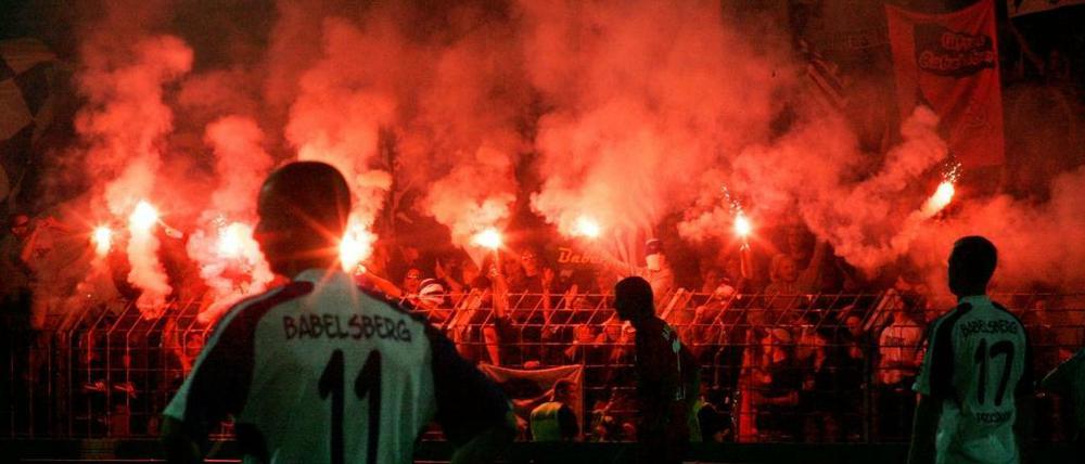 Bisschen marode, aber schön im Kiez. Und immer stimmungsvoll. Das Karl-Liebknecht-Stadion in Potsdam-Babelsberg.