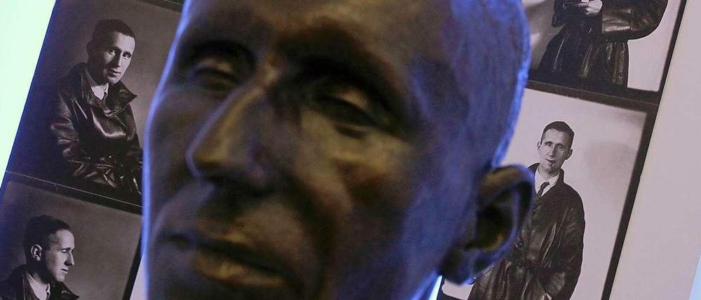 Der Meister und sein schmaler Dickschädel. Eine Büste und Portraitfotos,im Augsburger Geburtshaus von Bertolt Brecht..