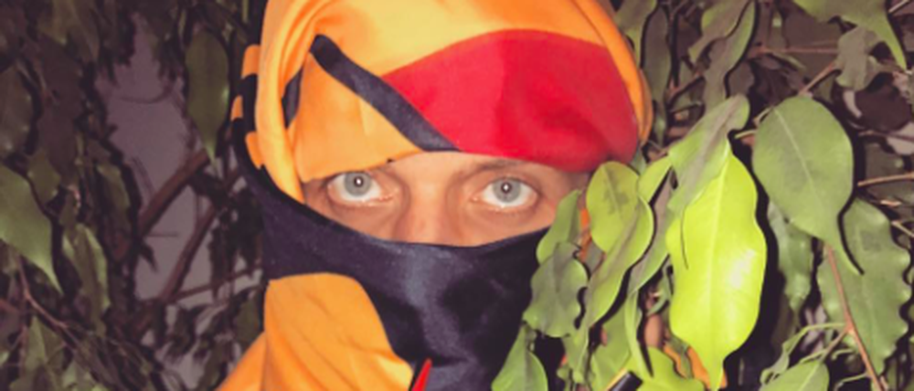 Deutsch. Es gibt wohl kaum jemanden, der so geschickt auf dem schmalen Grat zwischen Subversivität und Selbstvermarktung balanciert wie die Modeblogger David Roth und Jakob Haupt