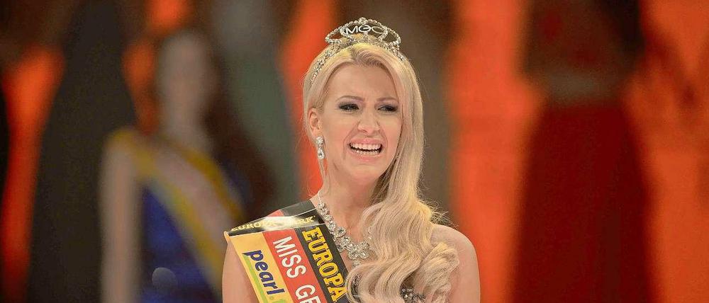 Die "Miss Germany 2014" Vivien Konca steht am 08.02.2014 im Europa-Park in Rust (Baden-Württemberg) auf der Bühne.