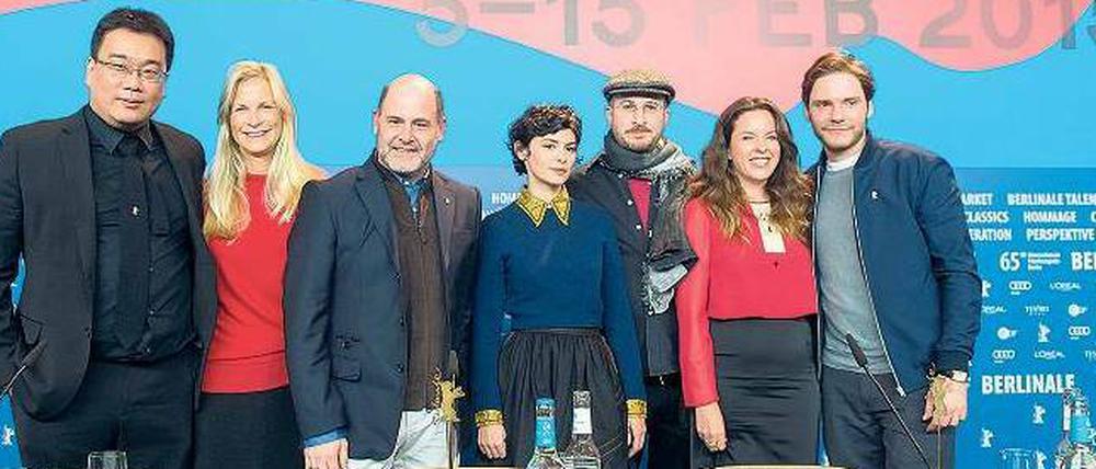 Die sieben Samurai. Der koreanische Regisseur Bong Joon-ho, die US-Produzentin Martha de Laurentiis, „Mad Men“-Erfinder Matthew Weiner, der französische Star Audrey Tautou, Jury-Präsident Darren Aronofsky (mit Schiebermütze), Regisseurin Claudia Llosa aus Peru – und der Schauspieler Daniel Brühl.