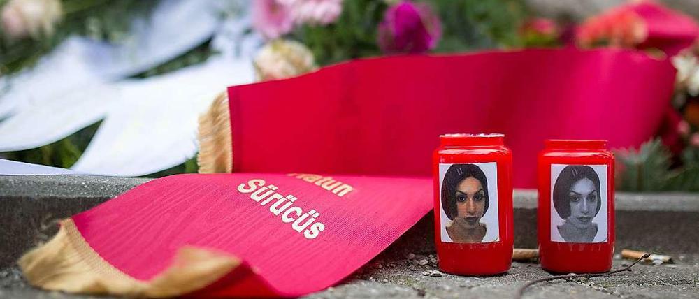 Blumen, Kerzen, Briefe, Bilder. Am 10. Todestag legten Politiker, Freunde und gegen Zwangsehen engagierte Berliner am Tatort in Tempelhof Kränze und Sträuße ab. Die aus einer streng muslimischen, kurdischen Familie stammende Hatun Sürücü war am 7. Februar 2005 einem sogenannten Ehrenmord zum Opfer gefallen. Ihr kleiner Bruder feuerte drei mal ab. Sie hinterließ einen sechsjährigen Sohn.