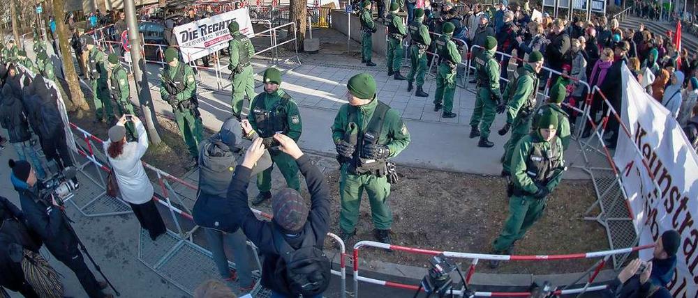 Rechte und linke Demonstranten vor dem Gerichtsgebäude - getrennt durch die Polizei.