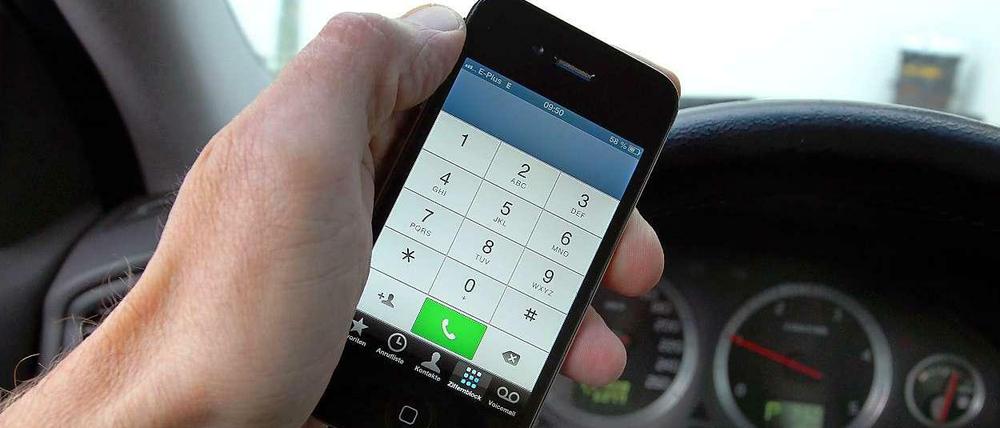Beim Autofahren Hände ans Steuer. Das Handy bleibt lieber in die Tasche, sonst drohen 60 Euro Strafe und ein Punkt in Flensburg.