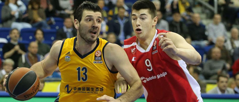 Zug zum Korb. Marko Banic (links) war mit 18 Punkten bester Berliner Werfer gegen Roter Stern Belgrad.