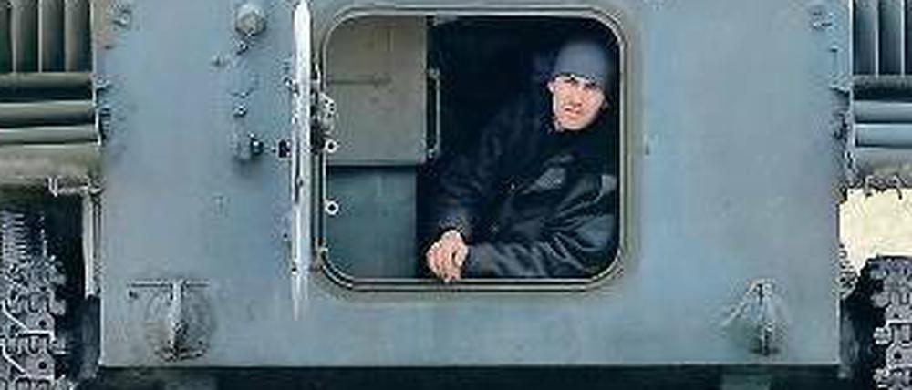 Gespannte Ruhe. Separatist in einem gepanzerten Fahrzeug.