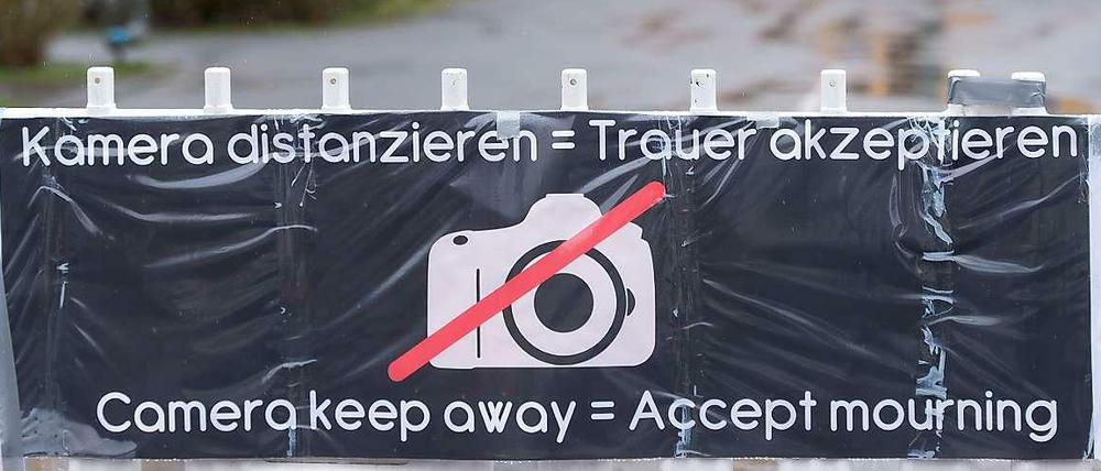 Plakat vor dem Joseph-König-Gymnasium in Haltern am See. Schüler und Lehrer des Gymnasiums kamen beim Flugzeugunglück in den Alpen am 24. März ums Leben.