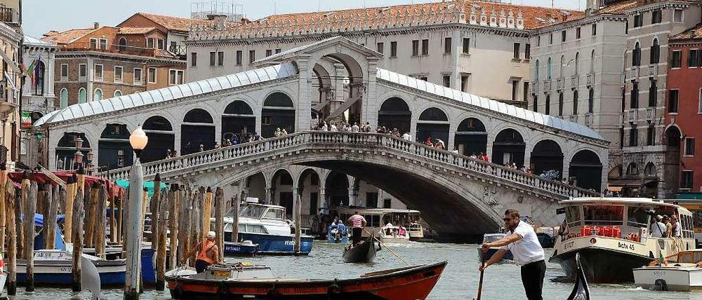 Die Rialto Brücke, Venedigs Wahrzeichen, wird mit privatem Geld renoviert.