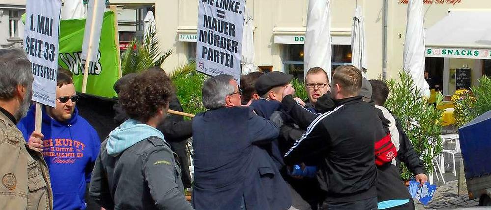 Rechte greifen Mai-Kundgebung in Weimar an.