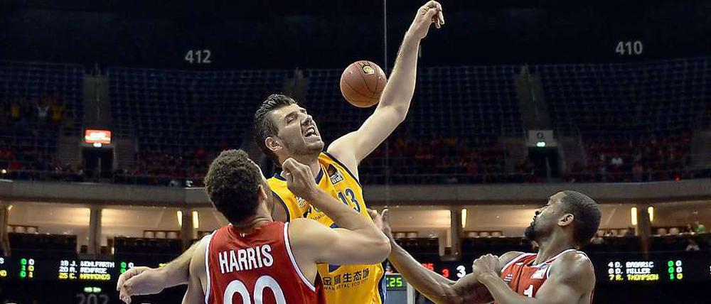 Das tut weh. Marko Banic und Alba Berlin verlieren zum dritten in dieser Saison gegen Bamberg.