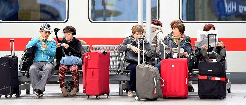 Wartende Passagiere vertreiben sich am Hauptbahnhof in Hamburg die Zeit. Zum neunten Mal in diesem Jahr streikt die Lokführergewerkschaft GDL bundesweit.