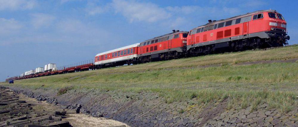 Möööp, möööp! Der Bahndamm ist Bahngelände. Und trotzdem werden hier öfter Menschen eingefangen, die mal eben auf die Insel laufen möchten.