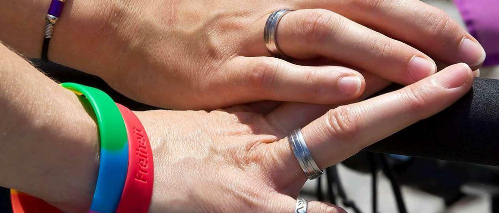 Ringetausch. Die Ehe ist in Deutschalnd bislanf heterosexuellen Paaren vorbehalten.