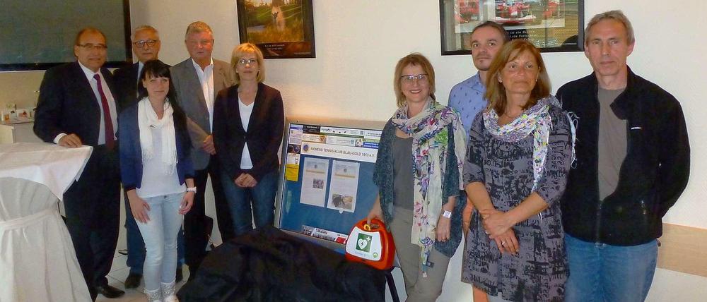 Herzenssache. Spandaus Sportstadtrat Gerhard Hanke und der Tennisklub-Vorsitzende Detlef Bienkowski mit Vertretern der Sponsoren des angeschafften Defribillators.