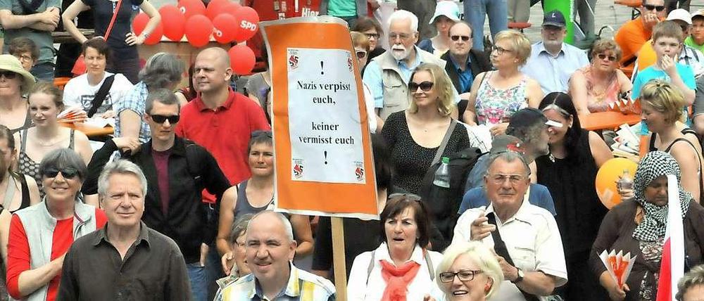 "Nazis verpisst euch, keiner vermisst euch!", steht auf diesem Schild eines Gegendemonstranten in Neuruppin.