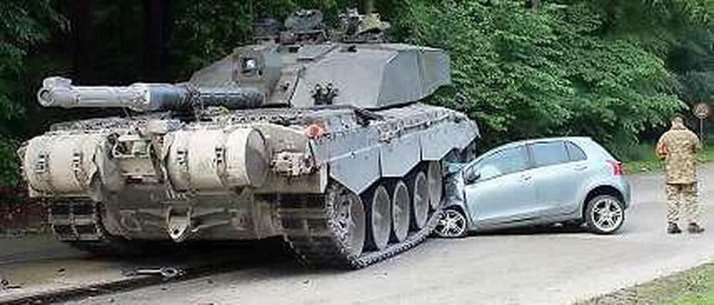 Der schöne Toyota ist jetzt kaputt. Die Fahranfängerin hat beim Abbiegen eine Panzerkolonne übersehen.
