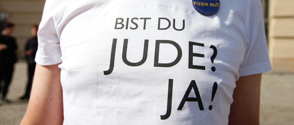 Klare Ansage. Auf einer Kundgebung demonstriert ein Teilnehmer für mehr Offenheit im Umgang mit dem Jüdischsein - an manchen Berliner Schulen aber ist das nicht so einfach.
