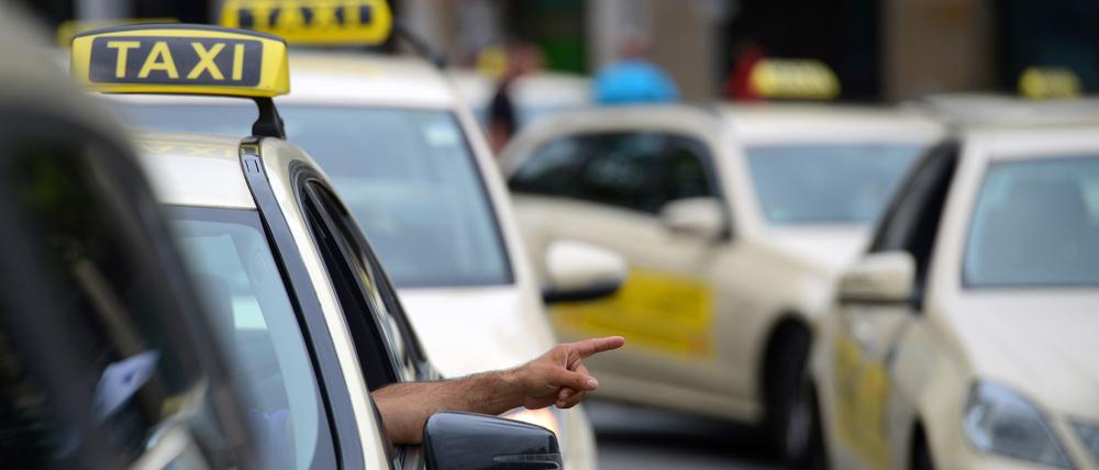 Bitte mit Karte. In Berlin müssen Taxifahrer das bargeldlose Bezahlen anbieten.