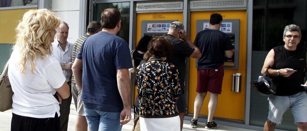Vor den Geldautomaten in Athen stehen die Menschen Schlange.