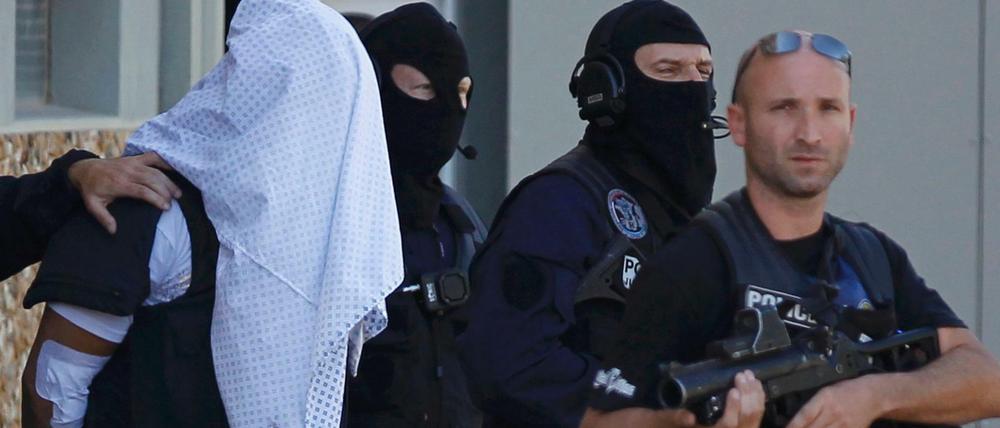 Abgeführt. Der Verdächtige des Terroranschlags bei Lyon wird von der Polizei verhaftet.