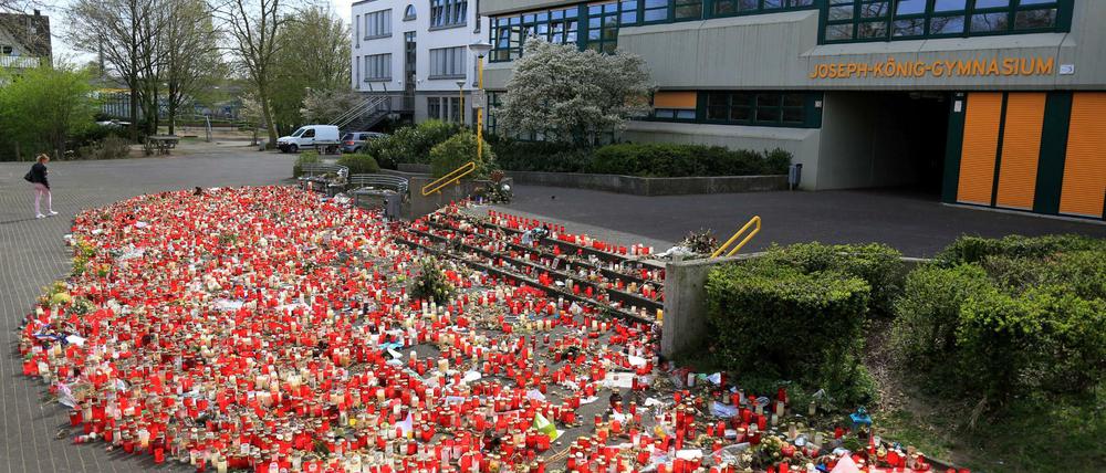 Abgebrannte Kerzen und verdorrte Blumen liegen am 16.04.2015 in Haltern am See vor dem Joseph-König-Gymnasium. 16 Schüler und zwei Lehrerinnen des Gymnasiums waren auf dem Rückweg von einer Austauschreise in der Nähe von Barcelona am 24. März mit dem Germanwings-Flugzeug verunglückt.