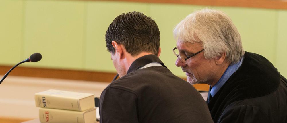 Nach einem tödlichen Unfall mit Fahrerflucht unter Alkoholeinfluss sitzt ein Polizist am Donnerstag im Amtsgericht in Freiburg. Rechts sitzt sein Verteidiger Roland Beckert. Der Polizist, Mitglied des mobilen Einsatzkommandos MEK, soll im August 2014 auf der Autobahn 5 bei Freiburg betrunken mit seinem Auto einen 55-jährigen Motorradfahrer angefahren und so getötet haben.