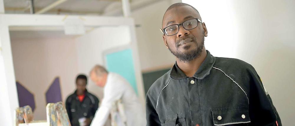 Nasir aus dem Niger nimmt am Übungswerkstätten-Parkour der Kampagne "arrivo" teil.