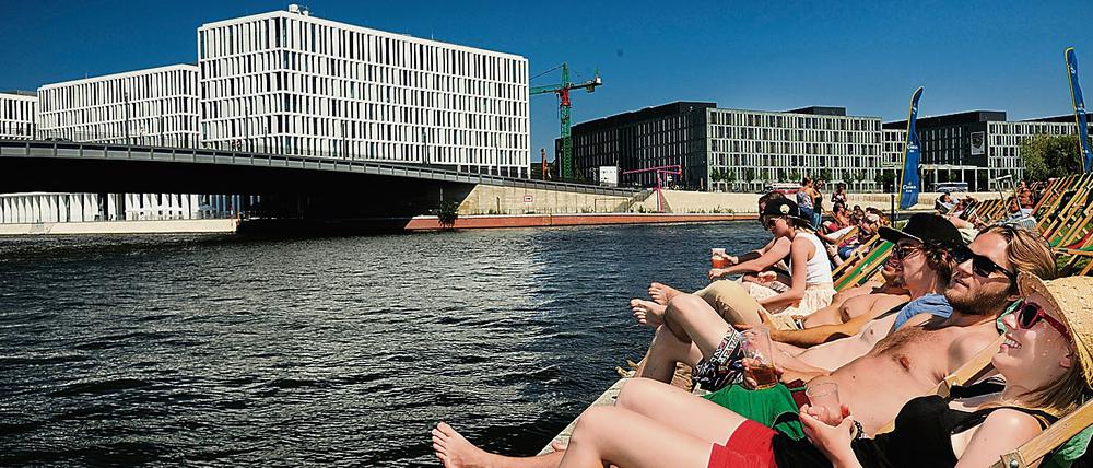 Während sich Müßiggänger am Wasser sonnen, brüten die Berater von PricewaterhouseCooper in ihren neuen Büros am Humboldthafen eins.