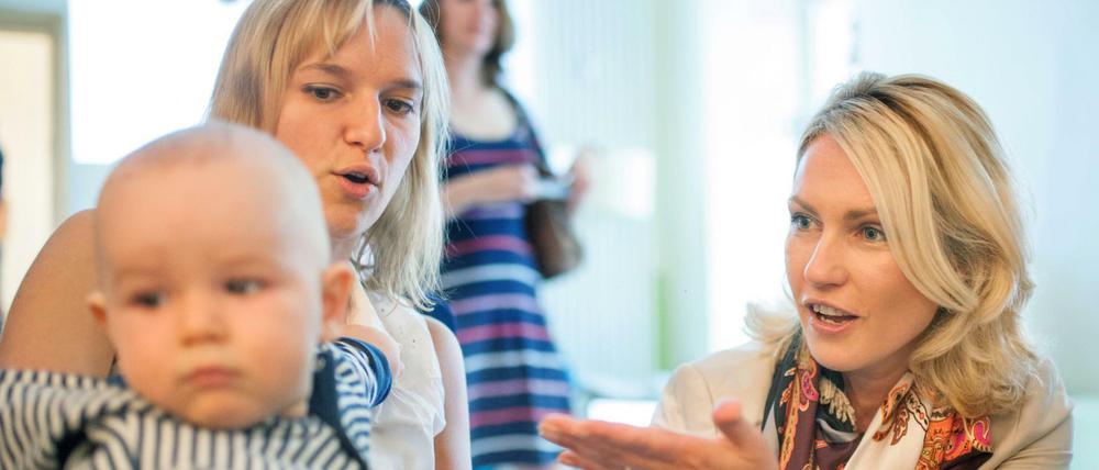 Kind und Arbeit - geht das zusammen? Bundesfamilienministerin Manuela Schwesig will Familien helfen, beides unter einen Hut zu bekommen.