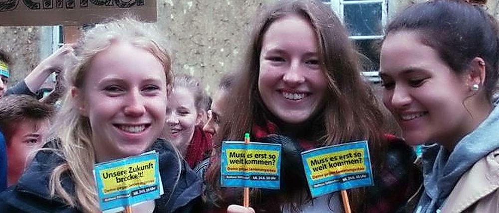Schülerinnen auf einer von Jugendlichen selbst organisierten Demonstration Ende Juni im Bezirk Steglitz-Zehlendorf gegen kaputte Schulen.