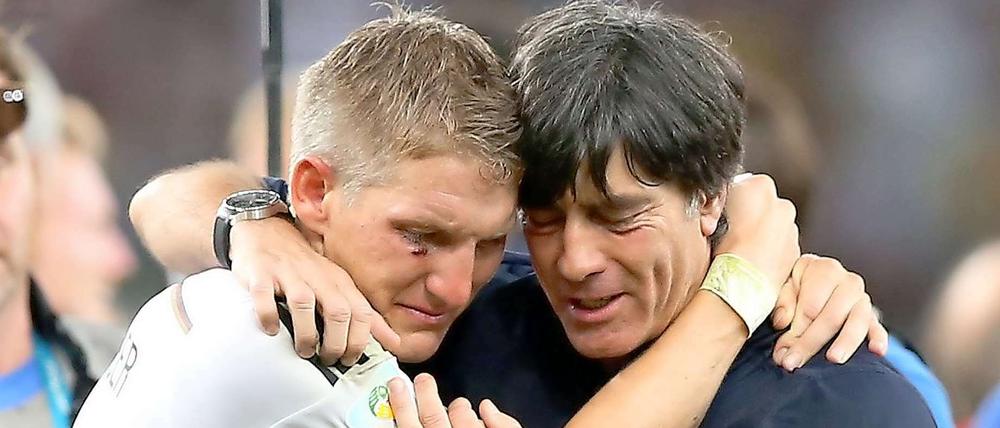 Bundestrainer Löw und sein Kapitän. Demnächst trifft man sich auch schon mal in Manchester.