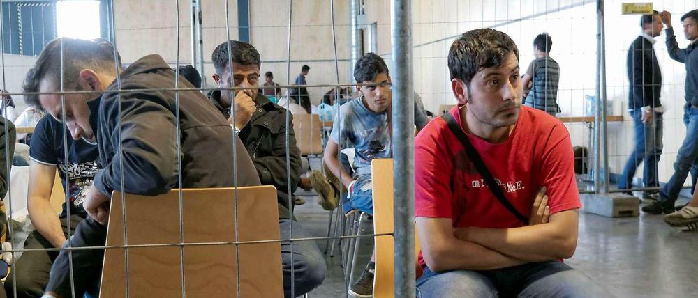 In dieser Passauer Halle landen die von der Polizei auf der Autobahn aufgegriffenen Flüchtlinge. Sie haben ihr Ziel erreicht: Deutschland.