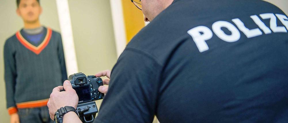 Fotografiert, befragt, erfasst: Erkennungsdienstliche Behandlung eines Flüchtlings in Passau.