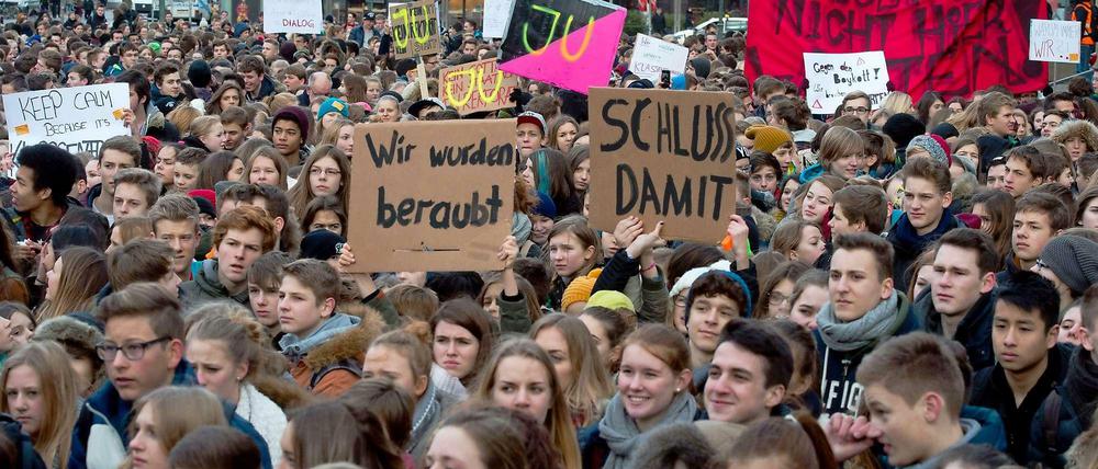 Schüler sind dagegen - und engagieren sich. Im speziellen Fall geht es um gestrichene Klassenfahrten in Niedersachsen.