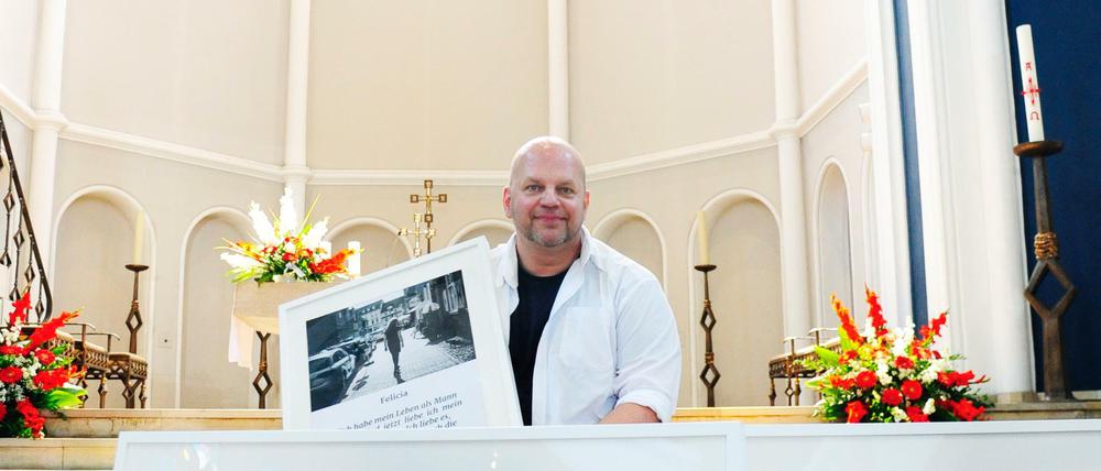 Öffnet Türen. Bruder Franziskus mit Bildern der Ausstellung "Max ist Marie", in der es um Menschen geht, die ihr Geschlecht gewechselt haben.