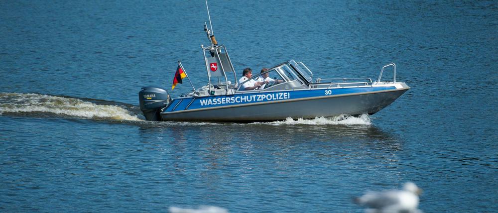 Ein Boot der Wasserschutzpolizei fährt am 01.08.2015 zwischen Hohnstorf/Elbe (Niedersachsen) und Lauenburg (Schleswig-Holstein) auf der Elbe.