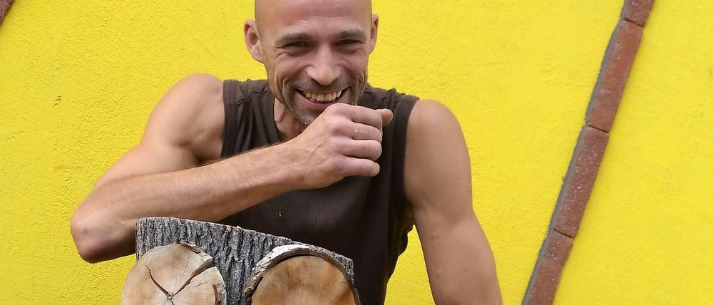 Er lacht sich einen Ast. Mit seinen Baumgesichtern bringt Harald Kortmann seine Mitmenschen zum Schmunzeln.